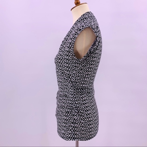 Vince Camuto Fitted V Neck Black & White Top - Picture 6 of 8